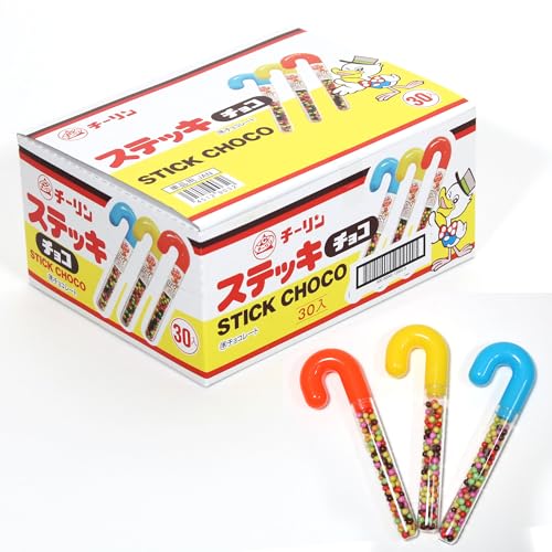 ステッキチョコ・Style:ステッキチョコ・カラフルな粒チョコ玉・ステッキ型容器商品紹介 ステッキ型容器にカラフルな粒チョコ玉が詰まった駄菓子です。 原材料・成分 砂糖（国内製造、タイ製造）、乳糖、カカオマス、脱脂粉乳、植物油脂、ココアパウダー、全粉乳、でん粉／加工でん粉、増粘多糖類、光沢、着色料（フラボノイド、赤3、黄4、黄5、青1）、乳化、香料、（一部に乳成分・大豆を含む）