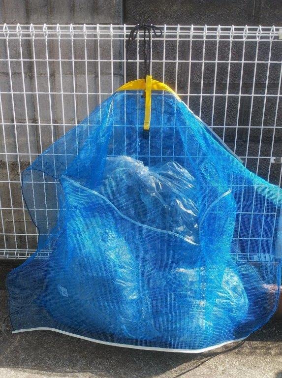 ブルー/-/-・たためる　カラスよけゴミネットゴミ収集後に　ネットを家の中に片付けずに　そのまま畳んでバックルで留めて吊り下げて使用できます。バックルを外すと約1m×1mに広がります。（ポケット部の深さ約80cmあります。）　ゴミ袋投入後はフタを被せます。（フタは約1mの長さあります。）45Lゴミ袋2~3個入ります。収集業者の方々は　フタをめくるだけなので業者の方々も収集がスピーディー！　素材　ポリエチレン4mm目ネット　　毛ナイロン紐　約1m付き　バックル付き　　　 穴はグロメット加工。収集業者の方々に感謝　たたメルシー。 ネットに過度に負荷がかからない高さに設置してください。　自社で生産している　安心の日本製です。