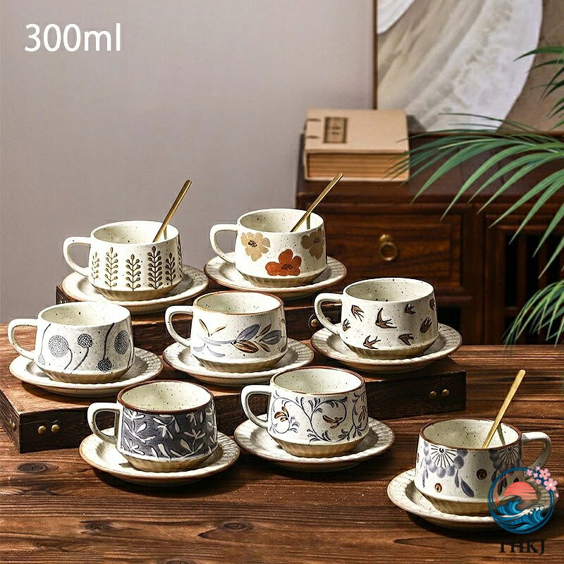 ※商品情報 サイズ：直径9*高さ6.7cm 材質：磁器 容量：500ml 適用範囲：食器洗い機、電子レンジ、消毒キャビネット、オーブン、冷蔵庫。 使用上の考慮事項： 1.電子レンジ、オーブンを使用でき、直接火で加熱することはできません。 2.金属系洗浄ボールを使用して洗浄しないでください。 3.本製品は割れやすいので取り扱いに注意してください。 4.熱を受けた磁器を低温に置かないでください。磁器が破裂したりひび割れたりする恐れがあります。 5.柔らかい雑巾やスポンジで洗ってください。 6.窯変技術を用いて焼成した磁器の色千変万幻出荷はランダムに発行され、いずれも色差の範疇ではないので、ご注意ください。 ※ご購入頂前にかならずご確認下さいませ。 ※商品ページに記載のサイズと商品タグに記載のサイズは、採寸方法の違い（ヌード寸法・製品寸法）により表記が異なる場合がございますので予めご了承下さい。 ※お使いのスマホの画面やパソコンのディスプレイにより、実物とは色合いや色の濃淡が異なって見える場合がございますのでご留意くださいませ。