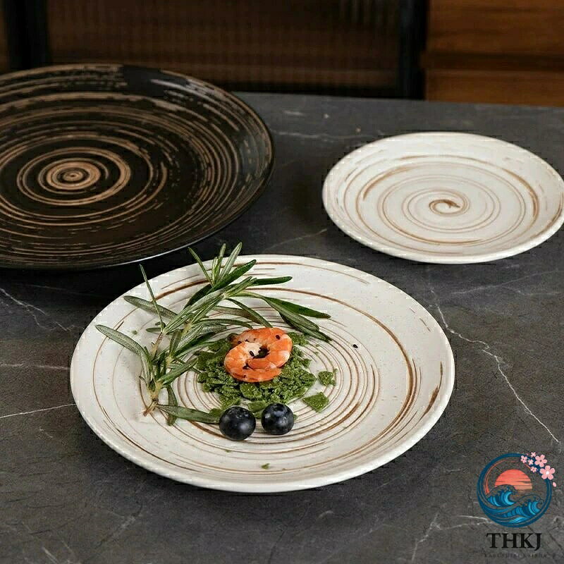 【商品コード】:y557875 【材質】：磁器 【カラー】：ホワイト(265*25mm)、ブラック(265*25mm) 注意事項: ※平置き素人採寸ですので多少の誤差はご容赦下さい。 ※モニタ環境によって、商品の色合いが多少違う場合があります。 ※少々匂いがありますが、置いたままで2-3日くらいになくなりますので、ご安心ください。 ※発送時も簡易梱包の為、お受け取り時にたたみ皺が有ると思いますが、ご了承ください。 ※メーカーの都合により、商品細部のデザインや素材が予告無く変更される場合がございます。 ※万一在庫切れの場合はご了承ください。 【ガイド】 ※電子レンジ使用可/オーブンレンジ使用可/冷蔵庫使用可/消毒キャビネット使用可/食洗機使用可 ※陶器作品は、釉薬色の違い、少しの黒点など陶器の性質のため現れます。品には、製造工程で生じた極小の黒点や小さなキズが見られる場合があります。 ※手作り製品・型製品にかかわらず、重量、サイズに個体差がございます。 ※釉薬（色）職人が手で色塗りをしているため、色味、質感に多少の違いがございます。 ※強い衝撃や急激な温度変化などを与えると、ひび割れや欠けが発生する事がありますのでご注意ください。 ※万が一、ひび割れや欠けが発生した場合は、安全のため使用しないでください。 ※手洗い、食器洗浄機にかかわらず、洗剤は中性洗剤をおすすめいたします。 ※ご使用後は汚れを早く落とし、十分乾燥させてからご収納ください。乾燥が不十分ですと、カビ・シミ・臭気の原因となる場合がございます。 ※形や色、サイズ等、商品の仕様は都合により予告なく変更することがございます。ご理解いただきたくお願い申し上げます。完璧をお求めの方はご購入をお控えください。【商品コード】:y557875 【材質】：磁器 【カラー】：ホワイト(265*25mm)、ブラック(265*25mm) 注意事項: ※平置き素人採寸ですので多少の誤差はご容赦下さい。 ※モニタ環境によって、商品の色合いが多少違う場合があります。 ※少々匂いがありますが、置いたままで2-3日くらいになくなりますので、ご安心ください。 ※発送時も簡易梱包の為、お受け取り時にたたみ皺が有ると思いますが、ご了承ください。 ※メーカーの都合により、商品細部のデザインや素材が予告無く変更される場合がございます。 ※万一在庫切れの場合はご了承ください。 【ガイド】 ※電子レンジ使用可/オーブンレンジ使用可/冷蔵庫使用可/消毒キャビネット使用可/食洗機使用可 ※陶器作品は、釉薬色の違い、少しの黒点など陶器の性質のため現れます。品には、製造工程で生じた極小の黒点や小さなキズが見られる場合があります。 ※手作り製品・型製品にかかわらず、重量、サイズに個体差がございます。 ※釉薬（色）職人が手で色塗りをしているため、色味、質感に多少の違いがございます。 ※強い衝撃や急激な温度変化などを与えると、ひび割れや欠けが発生する事がありますのでご注意ください。 ※万が一、ひび割れや欠けが発生した場合は、安全のため使用しないでください。 ※手洗い、食器洗浄機にかかわらず、洗剤は中性洗剤をおすすめいたします。 ※ご使用後は汚れを早く落とし、十分乾燥させてからご収納ください。乾燥が不十分ですと、カビ・シミ・臭気の原因となる場合がございます。 ※形や色、サイズ等、商品の仕様は都合により予告なく変更することがございます。ご理解いただきたくお願い申し上げます。完璧をお求めの方はご購入をお控えください。
