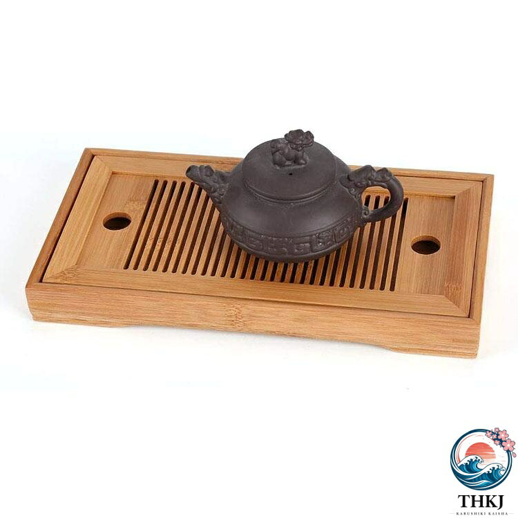 【商品コード】：y812887【カラー】ブラウン材質：竹製品サイズ：25×14×3.5cm商品重量：0.35kg原産国：中国【セット内容】茶盤x1(茶壺・杯は付属しておりません)形状：長方形【この商品について】【使いやすい】エッジとコーナーは滑らかに磨かれ、バリがなく、手作りで、割れにくいです。底部には、滑り止めで安定したデスクトップを保護できる保護パッドが装備されています。【お手入れしやすい】品質のある竹で作られていますので、全体を水洗いでき長期間清潔に使い続けられます。環境にも優しく、丈夫で耐久性があり、長寿命です。ティーポットホルダーはシンプルで実用的で、トレイはボウル、ティーポット、カップなどと一緒に置くことができます。【中国茶盤・貯水式】茶壺や茶杯にお湯を掛けて温める、 養壺の為に茶壺にお茶を掛ける、 お湯やお茶を流す作業がお茶を淹れる段階で 何回もあるので、 飛び散ったりこぼれたりしないように、 この茶盤の上で行います。※簡易包装となりますのでご理解の程よろしくお願いします。※手動測定による1〜3cmの測定偏差を許容してください。※モニターや光の効果が異なるため、実際の色は写真の色と若干異なる場合があります。※仕様・デザインは改良のため予告なく変更することがあります。【商品コード】：y812887【カラー】ブラウン材質：竹製品サイズ：25×14×3.5cm商品重量：0.35kg原産国：中国【セット内容】茶盤x1(茶壺・杯は付属しておりません)形状：長方形【この商品について】【使いやすい】エッジとコーナーは滑らかに磨かれ、バリがなく、手作りで、割れにくいです。底部には、滑り止めで安定したデスクトップを保護できる保護パッドが装備されています。【お手入れしやすい】品質のある竹で作られていますので、全体を水洗いでき長期間清潔に使い続けられます。環境にも優しく、丈夫で耐久性があり、長寿命です。ティーポットホルダーはシンプルで実用的で、トレイはボウル、ティーポット、カップなどと一緒に置くことができます。【中国茶盤・貯水式】茶壺や茶杯にお湯を掛けて温める、 養壺の為に茶壺にお茶を掛ける、 お湯やお茶を流す作業がお茶を淹れる段階で 何回もあるので、 飛び散ったりこぼれたりしないように、 この茶盤の上で行います。※簡易包装となりますのでご理解の程よろしくお願いします。※手動測定による1〜3cmの測定偏差を許容してください。※モニターや光の効果が異なるため、実際の色は写真の色と若干異なる場合があります。※仕様・デザインは改良のため予告なく変更することがあります。