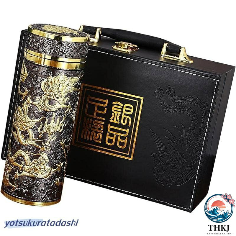 水筒 保温保冷 豪華な中国のドラゴン断熱ウォーターボトルの寸法 2.7x7.5インチ 耐久性旅行 運動 ブルー ハイキング 在宅 ブラウン真空断熱機能を備えたお茶用ボトルは、飲み物を何時間も温かく保温します。忙しい日々にぴったりの便利なアイテムです。サイズ（直径×高さ）約7cm×19cmのポータブルティータンブラーは、どこへでも持ち運びが可能です。美しく実用的なデザインで、お茶好きな方に最適なアイテムとなっております。材質：亜鉛合金製、ステンレス鋼、耐久性、耐落下性亜鉛合金製や耐久性のあるステンレス鋼を使用し、耐久性と耐久性を兼ね備えたティータンブラーをご提供しています。人工PUレザーの収納ボックスが付属しており、持ち運びが簡単です。絶妙な技量とハイグレードなデザインで、ティータイムをさらに豊かに演出します。水筒 保温保冷 豪華な中国のドラゴン断熱ウォーターボトルの寸法 2.7x7.5インチ 耐久性旅行 運動 ブルー ハイキング 在宅 ブラウン真空断熱機能を備えたお茶用ボトルは、飲み物を何時間も温かく保温します。忙しい日々にぴったりの便利なアイテムです。サイズ（直径×高さ）約7cm×19cmのポータブルティータンブラーは、どこへでも持ち運びが可能です。美しく実用的なデザインで、お茶好きな方に最適なアイテムとなっております。材質：亜鉛合金製、ステンレス鋼、耐久性、耐落下性亜鉛合金製や耐久性のあるステンレス鋼を使用し、耐久性と耐久性を兼ね備えたティータンブラーをご提供しています。人工PUレザーの収納ボックスが付属しており、持ち運びが簡単です。絶妙な技量とハイグレードなデザインで、ティータイムをさらに豊かに演出します。