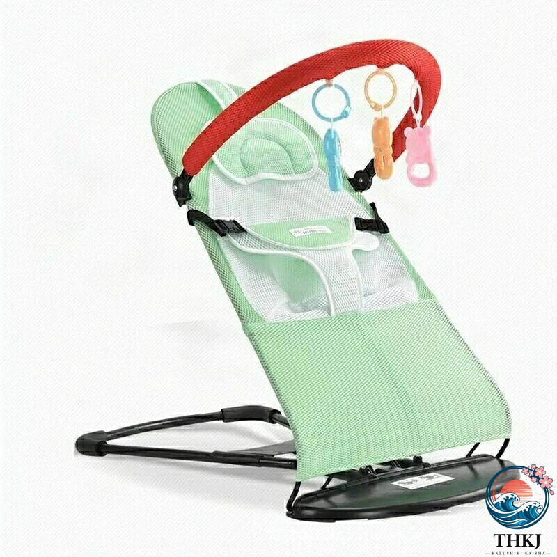 日本の気候にぴったりなメッシュ素材で作られているため、汗っかきな赤ちゃんも快適に過ごせます。全体的なからだの蒸れを抑えてやさしく包みこむスタイリッシュなデザインでリビングに置いてもインテリアの邪魔になりません。コンパクトに収納できるバウンサー。日本の気候にぴったりなメッシュ素材赤ちゃんの背中は熱がこもりやすく蒸れやすいので風通しが良く速乾性があるメッシュが最適です。日本のじめじめした気候にぴったり素材のメッシュは伸縮性にも富んでおり、心地よく背中にフィットします。かんたんに三段階高さ調節可能成長に応じて、3段階にリクライニングできます。