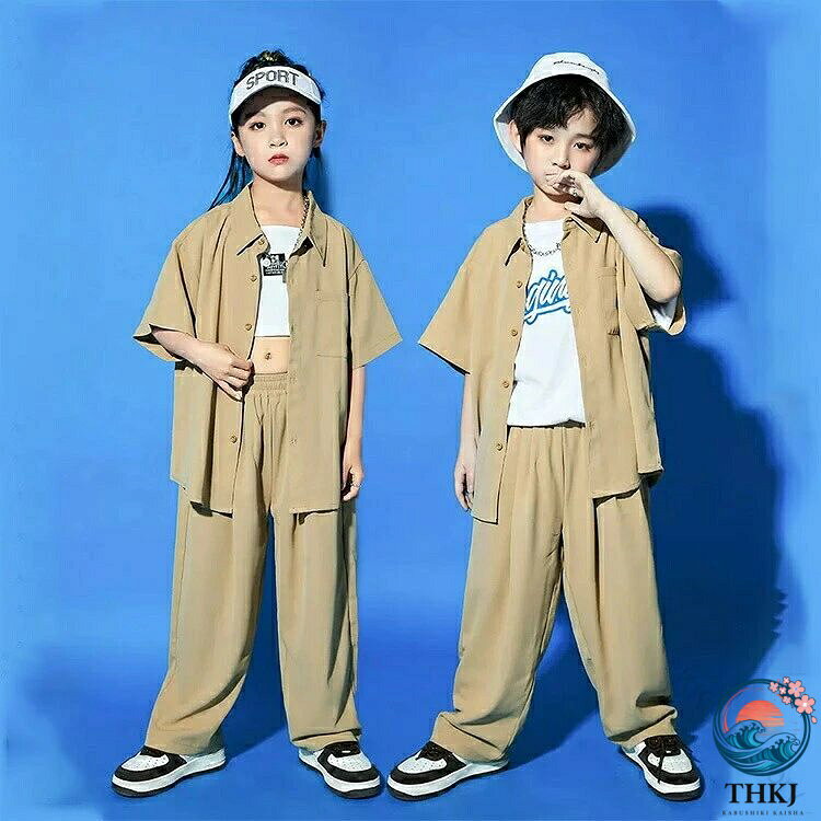 商品詳細 商品名 キッズ ダンス衣装 カラー ベージュ／ホワイト 素材 ポリエステル混紡 サイズ 110cm/120cm/130cm/140cm/150cm/160cm/170cm/180cm 安心保障 ●7日間!!サイズ・カラー交換OK♪　　・到着日から7日間対応致します。　　・在庫がある商品に限ります。　　・出荷時・返送時送料はお客様負担となります。●7日間!!返品OK◎　　　※イメージ違いによる返品も可　　・到着日から7日間対応致します。　　・出荷時・返送時送料はお客様負担となります。●30日間、品質保証!!　　・不良品が到着した場合には到着日から30日間対応致します。　　・不良品が到着した場合には到出荷時・返送時送料は弊社負担となります。※お客様都合の返品・交換はすべて未使用品に限ります。 送料について 当店は39ショップ対象店舗でございます。購入合計金額が3,980円(税込)以上の場合に、送料無料になります。 ※沖縄・離島・一部地域への配送は、購入合計金額が9,800円(税込)以上の場合に、送料無料になります。 注意事項 ◆商品写真はできる限り実物の色に近づけるよう加工しておりますが、お客様のお使いのモニター設定、お部屋の照明等により実際の商品と色味が異なる場合がございます。◆サイズ詳細等の測り方はスタッフ間で統一、徹底はしておりますが、若干の誤差がある場合がございます。◆プリント生地の商品については、生地の裁断・縫製方法により写真と同様の柄が出ない場合がございます。◆生地の特性上、やや匂いが強く感じられるものもございます。数日のご使用や陰干しなどで気になる匂いはほとんど感じられなくなります。◆商品の在庫はシステム更新のタイミングにより、極稀に品切にも関わらず受注してしまう恐れがあります。予めご了承下さい。 【原産国／製造国: 中国】 .ベージュのキッズダンス衣装セットアップはシャツジャケット、カーゴパンツ、Tシャツ、キャミソールを含み、男の子女の子どちらにもおすすめです。韓国 K-POPスタイル、団体服、応援団の衣装としても人気で発表会や舞台服、演出服、練習着に最適。jazz ジャズダンス、HIPHOP ヒップホップ、ロッキングなど様々なジャンルに対応。子供服としておしゃれでかっこいいデザインのダンス衣装はキッズダンスウェア、ストリートファッション、パフォーマンス衣装としても利用可能。おしゃれなカジュアルパンツ付きセットアップはダンス発表会、イベント、ステージ衣装に最適で、子供のダンス活動をサポートします。おすすめ キッズダンス服 セットアップ 人気 発表会衣装 演出衣装 子ども服 男児 女児 ダンスコスチューム スタイリッシュ カジュアル ファッション キッズ用 ダンスウェア ロッキング ジャズダンス HIPHOP ヒップホップ ストリート系。 指定された配送時間は承っておりません。【KK　Factory】
