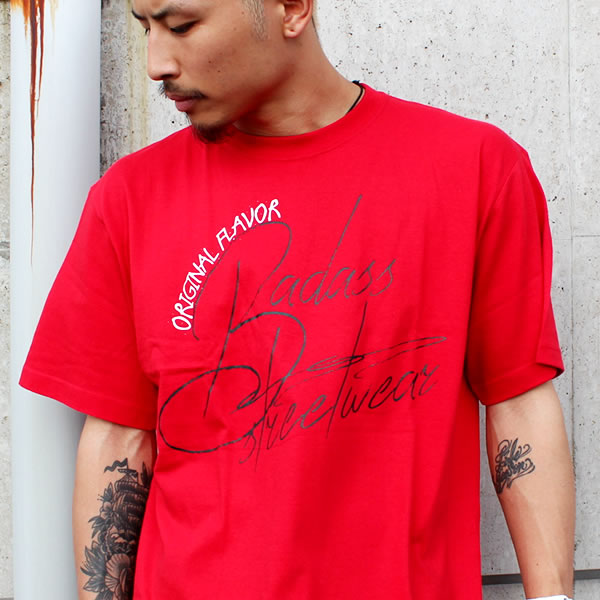 BADASS Script Sine バダス 半袖 Tシャツ レッド 赤 メンズ レディース ファッション ストリート B系 スケート STREET WEAR オシャレ ダンス 衣装 キッズ 大きいサイズ トップス 服 スポーツ アウトドア SKATE SPORTS ロゴ 春 夏 ヒップホップ HIPHOP プリント