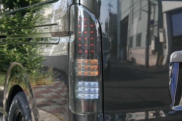 ハイエース 200系 フルLED ハーフブラックインナー スモークレンズ LEDテールランプ