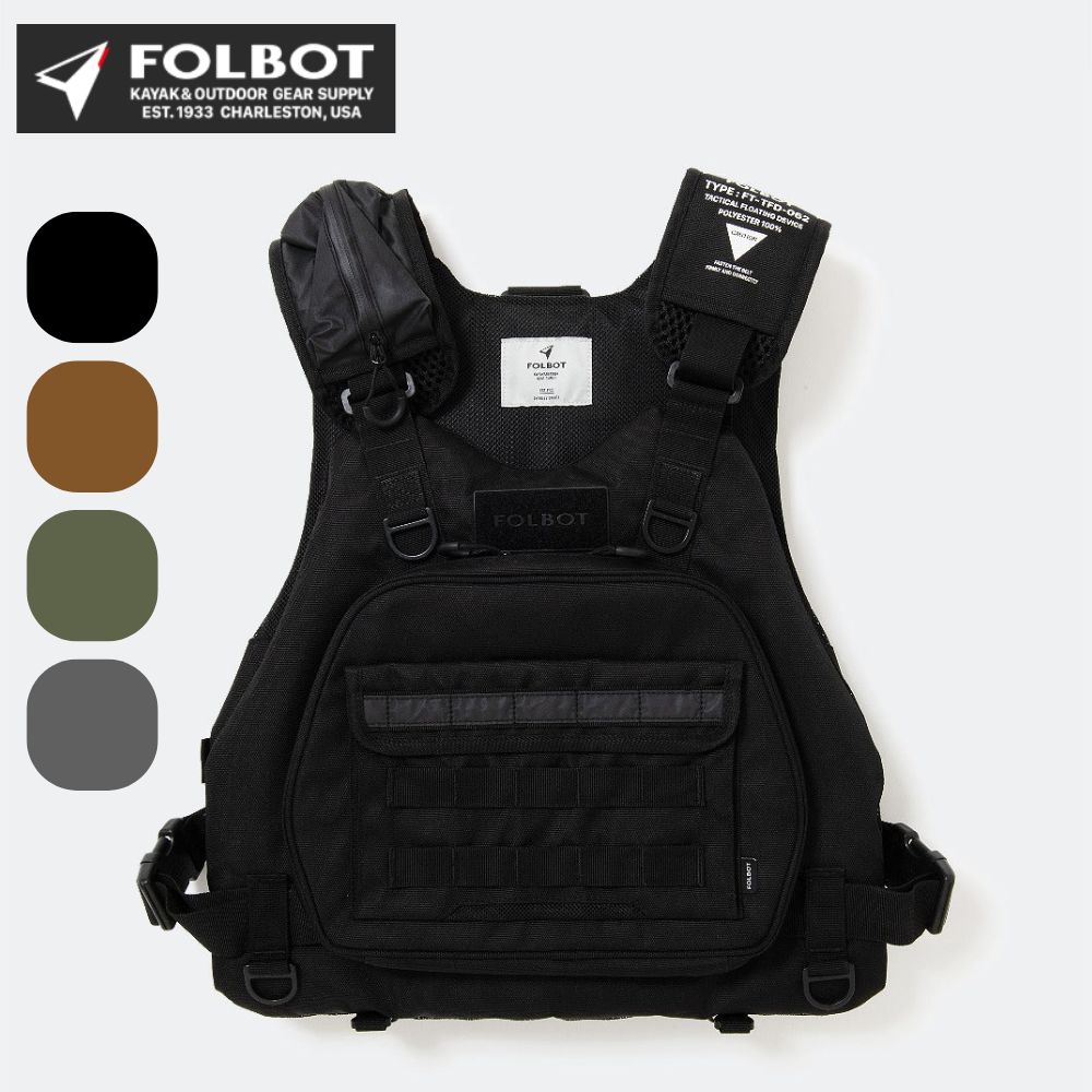 FOLBOT TACTICAL FLOATING DEVICE デザインの特徴である背面のFOLBOTロゴはマジックテープで外せるようになっています。外してシンプルにするもよし、好きなワッペンに付け替えるもよし、気分でいろいろ遊べます。 前面のDリングやMOLLEシステム、マジックテープを活用して自分仕様にカスタム可能も可能です。 素材はCORDURA® Fabric使用。カヤックのシートとの擦れにも強いです。 フラップ式のポケットの中には、スマートフォンなどすぐに出し入れしたいものを収納。視認性に優れたオレンジ色のエマージェンシー用ホイッスルも内蔵しています。緊急時、助けを求める声が届かない、そういった場面での使用を想定しています。 ファスナー式のマチ付きポケットは大容量。アングラーの方はルアーケースなども入れられます。ガバッと開くのでモノの出し入れが容易です。グローブを付けていても開閉しやすいように大き目の引手が付いています。 右肩のポケットは防水性の高いターポリン生地を使用。ポケット内のナスカンに車のキー等を留めておくことで脱落リスクを軽減します。 前身頃と後身頃に入っている浮力体は、本体下部のマジックテープを外すと取り出すことが出来ます。濡れてしまった場合は取り外して別々に干しておけばスムーズに乾燥できます。 股ベルトは後身頃のポケットに収納できます。撤収時など引っかからず便利です。 腰ベルトの余った部分は垂れていると邪魔で格好悪いので、フロントポケットの脇から中に引き込んで仕舞えるようにしています。 サイズは大人用のFREEサイズとなっています。肩ベルト、腰ベルト、股ベルトの3点を体に合わせて調整し着用します。正しく着用することで落水時のすっぽ抜けを防ぎます。 検査機関による試験では7.5kgの重りを吊り下げて24時間以上浮力を損なわないことを確認しています。7.5kgの浮力は成人の頭部重量（約5-6kg)よりも大きい、つまり顔を水面上に24時間維持できる＝呼吸を続けられる浮力が備わっていることを表します。 【 製品情報 】 ■カラー：COYOTE（コヨーテ）／OLIVE DRAB（オリーブドラブ）／STELTH（ステルス）／COMPASS GHOST GREY（コンパスゴーストグレー） ■サイズ：フリーサイズ