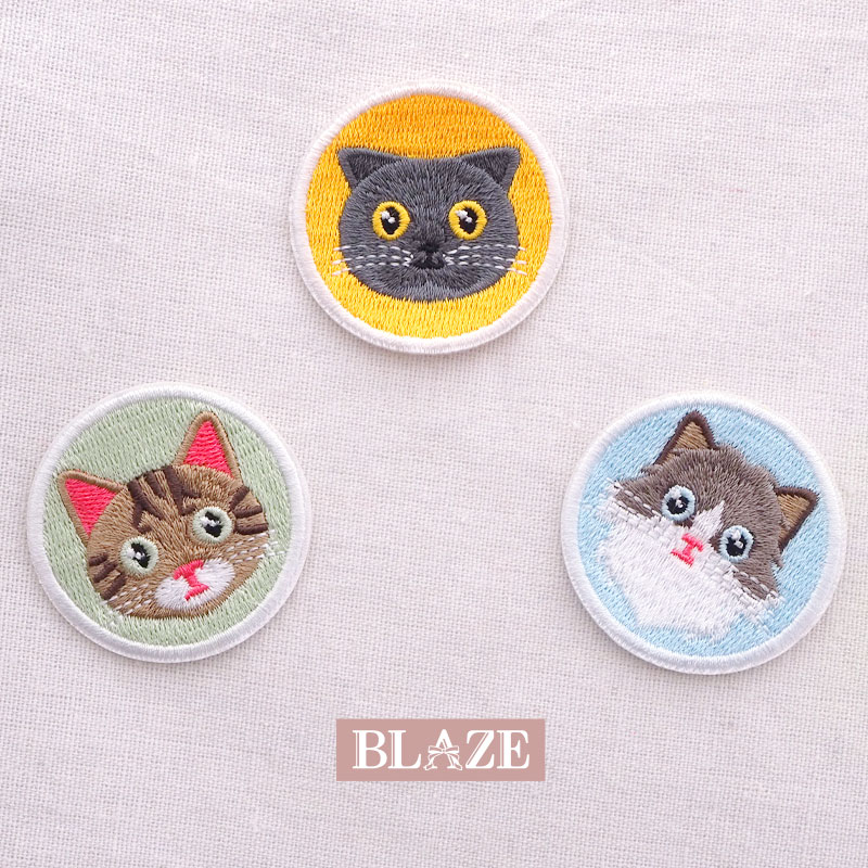 アイロン接着ワッペン 刺繍ワッペン 猫 ねこ ネコ フェイス サークル BLAZE ハンドメイド クラフト 手芸 アップリケ アイロンワッペン 商用利用可能 資材 素材 装飾 作製 材料 リメイク アレンジ かわいい 小物 ポーチ カバン 洋服 クロ トラ グレー 約4.5cm