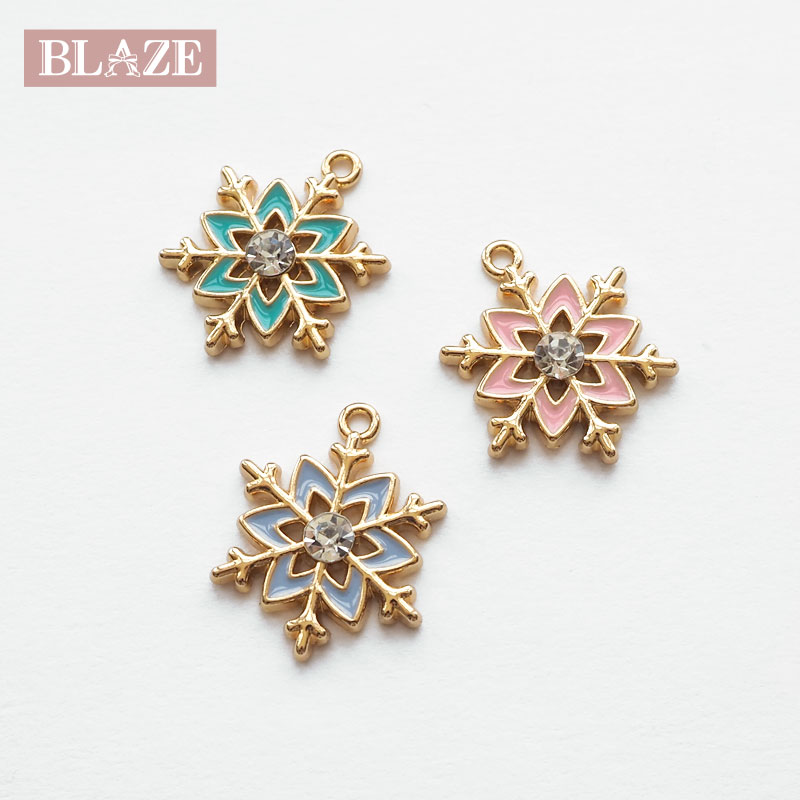 楽天ハンドメイド＆アクセサリー BLAZEエポチャーム 雪の結晶 ラインストーン 2.3×1.8cm 3色 BLAZE 商用利用可 カン付き ペンダント 金属 メタル キーホルダー アクセサリーパーツ 副資材 DIY 素材 材料 ハンドメイド クラフト おしゃれ 冬 スノー ウィンター 青 紫 ブルー パープル ピンク