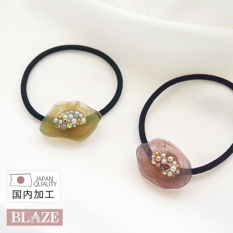 "その他のおすすめ商品はコチラ" ★　商品詳細　★ 商品名 ヘアゴム パール ビジュー ニュアンス （dpy-300153） STAFFコメント ニュアンスデザインとパールの組み合わせがおしゃれな大人のヘアゴム 職人さんがひとつひとつ手作業で仕上げたこだわりのアクセサリーです。 デザイン A＜パープル＞・B＜グリーン＞ サイズ デザイン部：約2×3cm　ゴム直径：約5cm 入数 1個入り 材質 スチール・ガラス・天然ゴム・樹脂・ネイル 原産国 日本 知っておいて頂きたいこと ▼ハンドメイドのため、サイズやデザインに個体差がある場合がございます。またロットによりパーツの色味などが多少変更になる場合がございます。 ▼頭皮やお肌に異常を感じた時は、ご使用をお止めいただき専門医にご相談されることをお勧めいたします。 ▼平らな面に置いて測定しておりますので、実際に着用されるとサイズが異なる場合がございます。 ▼ロットにより商品のサイズ・色味等が多少異なる場合がございます。 ▼閲覧環境により、写真と実際の色が異なる場合がございます。 ▼カートに入れるタイミングで品切れになる場合もございます。 メール便について メール便対応可能商品です。 ご注文内容またはご注文商品数によりメール便1口に収まらない場合は 送料が変更になる場合がございます。 ※メール便の注意事項もあわせてご覧ください。　＞＞＞コチラ レビューについて 　　　