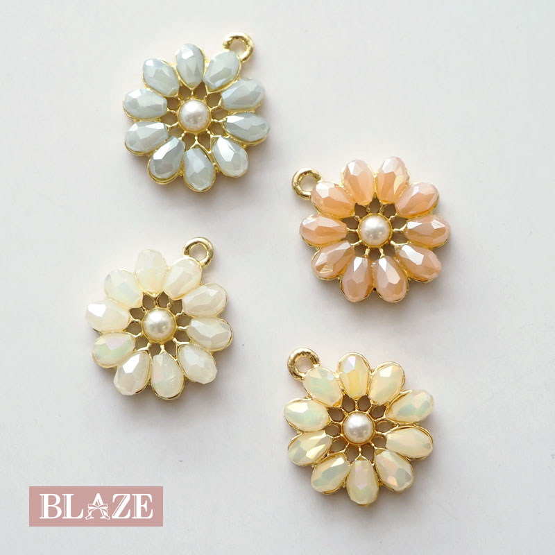 カン付き メタル チャーム ビジュー フラワー パール ゴールド BLAZE ハンドメイド クラフト 手芸 アクセサリー パーツ 手作り ピアス イヤリング キーホルダー フラワーモチーフ 商用利用可能 素材 資材 DIY 作製 装飾 ホワイト クリーム ブルーグレー ピンク 約2×1.6cm