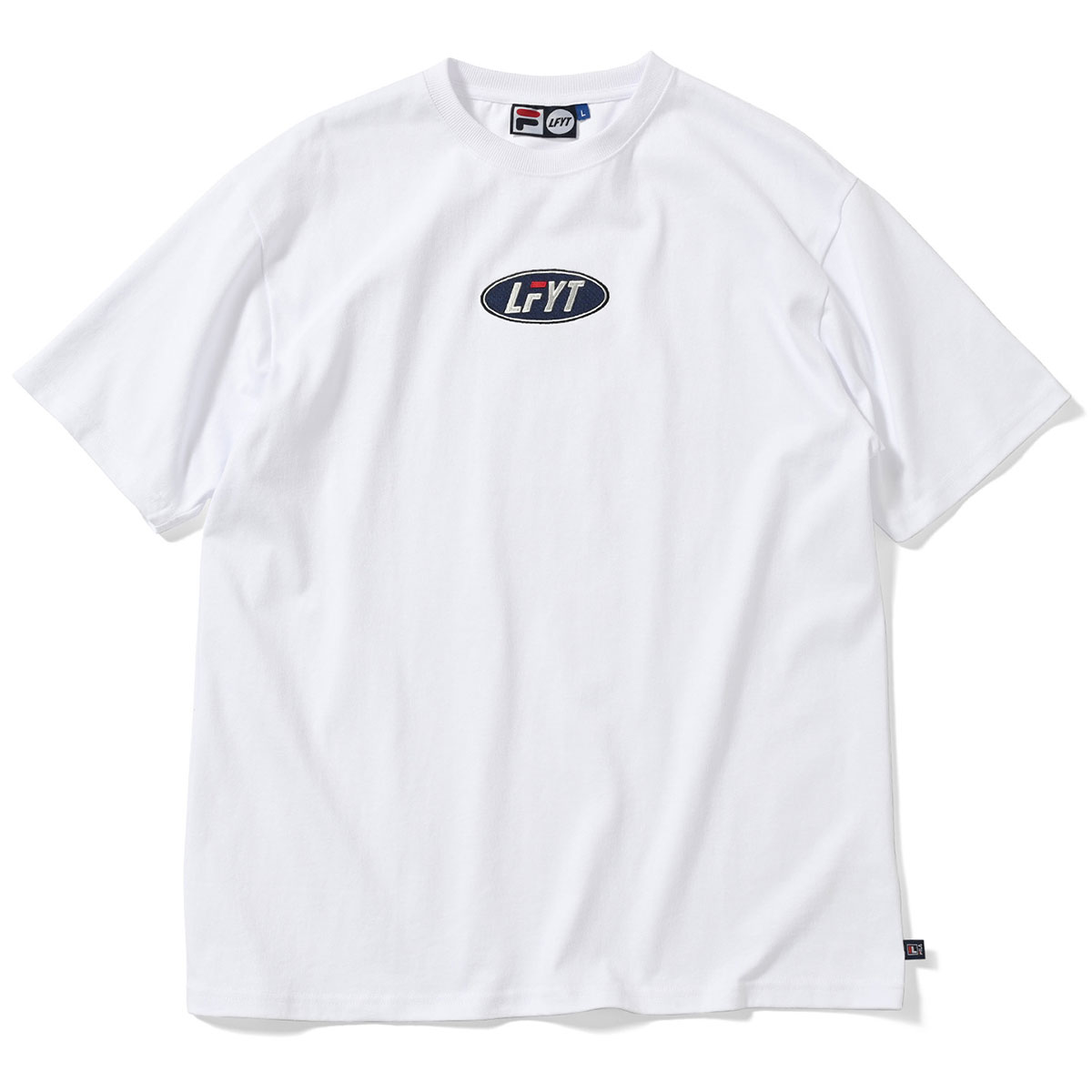 FILA × LFYT フィラ × エルエフワイティー 半袖Tシャツ ロゴ 刺繍 ダンサーファッション ストリート ヒップホップ ラッパー アメカジ カジュアル アウトドア スポーツ ダンス ブランド OVAL LOGO TEE LA220106 WHITE ホワイト ★★