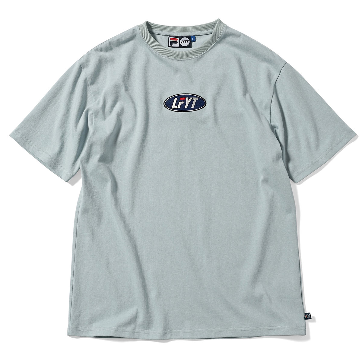 FILA × LFYT フィラ × エルエフワイティー 半袖Tシャツ ロゴ 刺繍 ダンサーファッション ストリート ヒップホップ ラッパー アメカジ カジュアル アウトドア スポーツ ダンス ブランド OVAL LOGO TEE LA220106 LIGHT BLUE ライトブルー ★★