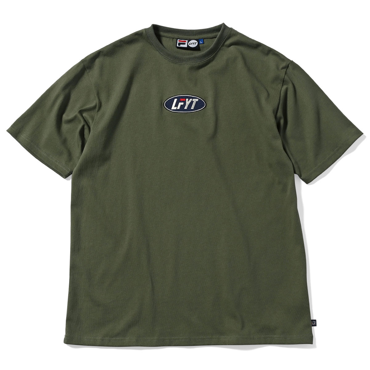 FILA × LFYT フィラ × エルエフワイティー 半袖Tシャツ ロゴ 刺繍 ダンサーファッション ストリート ヒップホップ ラッパー アメカジ カジュアル アウトドア スポーツ ダンス ブランド OVAL LOGO TEE LA220106 OLIVE オリーブ ★★