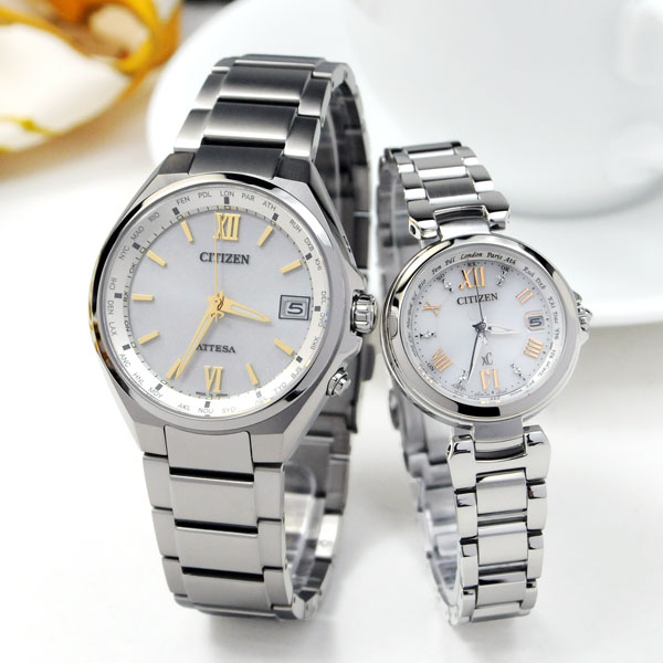 ペアウォッチ シチズン アテッサ&クロスシー エコドライブ 腕時計 CITIZEN ATTESA Xc CB1120-50C EC1030-50A 60-62 どんなスタイルにも合わせやすい 上品で洗練されたベーシックなデザイン お祝い 記念品 夫婦 友人 両親 30代 40代 50代