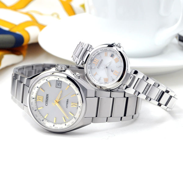 ペアウォッチ シチズン アテッサ&クロスシー エコドライブ 腕時計 CITIZEN ATTESA Xc CB1120-50C EC1030-50A 60-62 どんなスタイルにも合わせやすい 上品で洗練されたベーシックなデザイン お祝い 記念品 夫婦 友人 両親 30代 40代 50代