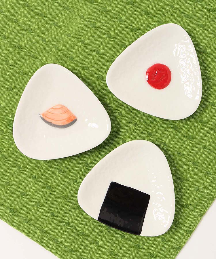 豆皿 小皿 和食器 おにぎり型 陶器 取り皿 醤油 薬味 おしゃれ かわいい 電子レンジ可 キッチン雑貨 ギフト プレゼント おにぎり小皿 ブルーブルーエ bleubleuetのサムネイル