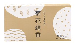 医薬部外品 天然除虫菊・国内産和種ハッカを使用し、ディートや合成ピレスロイドを使用していない、天然素材100％の蚊取り線香です。お子様やペットのいるお部屋でも安心してご使用になれます。 着色料・防腐剤・殺虫剤不使用 線香立て具1枚入 使用時間：3時間／巻（無風状態） 適用害虫：ユスリカ・チョウバエ 原材料：除虫草、薄荷(北海道産)、除虫菊末(北海道・中国産)、白樺木粉(北海道産)、タブ粉、でん粉 4月〜9月限定品 販売者：イーオクト株式会社 開封前賞味期限：未開封で3年