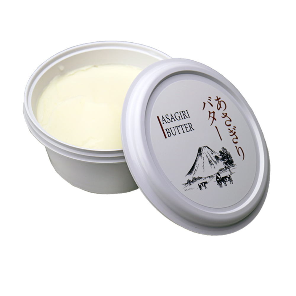 チャーンを使って朝霧の生乳から手づくりされる逸品 富士山の西麓に広がる朝霧高原。ここは牧場と牧草地が広がる酪農地帯です。 朝霧高原の標高900m地点、道の駅朝霧高原の隣接地に、見学できる工場が集まった食のテーマパーク「あさぎりフードパーク」があります。あさぎりバターをつくる朝霧乳業はこの一角に位置し、ここで牛乳・チーズ・バターなどの製造を行っています。 あさぎりバター　有塩　130g パンなどに塗って召し上がっていただくのはもちろん、料理や菓子づくりにも素材の味を活かすことができます。 朝霧高原の自然をご堪能ください。