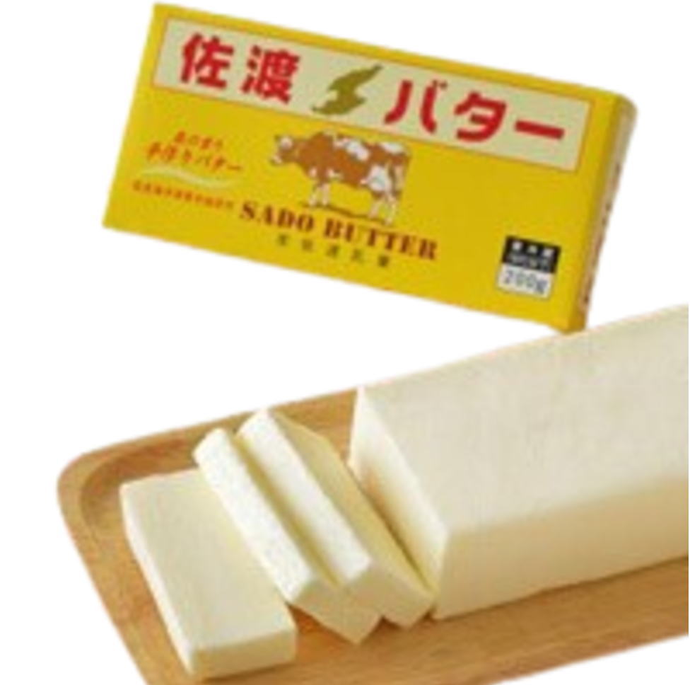 熟練のバター職人が作る、甘さと香りのバランスにこだわった極上のバター。本物のバターだから味わえる軽やかな風味が、様々な料理に最高のフレーバーを添えてくれます。 　その日しぼりたての生乳と佐渡海洋深層水を使った塩のみで作る特別なバターは、1日200個の限定生産。 手づくり佐渡バターには、ミネラル豊富な佐渡海洋深層水塩を使用。 　塩分控えめでバターのおいしさ際立つまろやかな風味は、パンはもちろん、炊きたてのアツアツご飯との相性も抜群です。 種類別　バター 原材料名　生乳(新潟県佐渡産)、食塩 内容量　200g 保存方法　冷蔵（10℃以下） 製造者　(株)佐渡乳業　新潟県佐渡市中興122-1 栄養成分（100gあたり） エネルギー　762kcal タンパク質　0.1g 脂質　81.5g 炭水化物　6.9g 食塩相当　0.38g