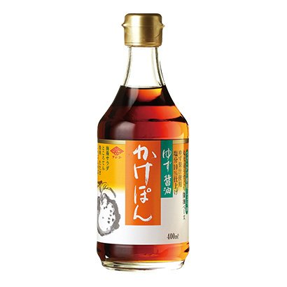 本醸造超特選・ 丸大豆うすくち醤油をベースに、高知県産のゆず果汁を使用した、かけ・ つけ専用ゆず風味のぽん酢しょうゆです。マイルドな味わいのうすいろタイプのつけ・かけ専用のゆず風味「ゆず醤油」です。鍋物、野菜サラダ、フライ、焼き魚などの味を引き立てます。保存料・甘味料・着色料はいっさい使用しておりません。 原材料： しょうゆ（小麦・大豆を含む）（国内製造）、醸造酢、砂糖、ゆず果汁、みりん、魚貝エキス、酵母エキス