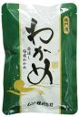 鳴門海域で生産した養殖わかめを湯通しし、保存のため食塩（赤穂の天塩）をまぶしたものです。乾燥させていない生わかめですので、水で戻す必要が無く水洗いで塩を落としてすぐ使える便利さがあります。湯通ししている為、鮮やかな緑色に仕上がっています。味噌汁や麺類の具材としてはもちろん、サラダ、酢の物、煮物、炒め物などにもご使用ください。 原材料： わかめ（鳴門産）、食塩