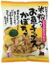 パリッと米粉の新食感！かぼちゃの風味と魚のうま味！ 国産かぼちゃのペーストを使用。酸化防止剤、リン酸塩、うま味調味料香料無添加。魚肉は国内産100%。島根県産「きぬむすめ」米粉入り 原材料 魚肉すり身、馬鈴薯澱粉、食用なたね油、米粉、かぼちゃペースト、砂糖、食塩、魚粉（アジ）、魚醤（イワシ、食塩）、昆布だし、かつおだし 商品情報 ☆リン酸塩不使用で加工した国産魚肉のすり身を使用した蒲鉾屋ならではのおさかなチップスです。 ☆厳選した原材料を使用しています。 　■魚肉すり身：国産の魚をリン酸塩不使用で加工したすり身。 　■ばれいしょ澱粉：北海道産ばれいしょ澱粉 　■食用なたね油：圧搾法抽出のnonGMOなたね油 　■米粉：島根県産の品種「きぬむすめ」を粉砕した米粉。 　■かぼちゃペースト：国産のかぼちゃをペースト状に加工したかぼちゃペースト。。 　■砂糖：北海道産non-GMO甜菜糖（ビートグラニュー糖） 　■食塩：日本の海水を100%使用して、釜でじっくりと加熱・結晶させた塩 　■魚粉：国産アジを酸化防止剤不使用で煮干加工し粉砕した、うまみたっぷりの国産アジ粉。 　■魚醤：国産イワシと塩のみで発酵・熟成させた国産の魚醤。味にコクと深みが生まれます。 　■昆布だし：北海道産昆布を水のみで熱水抽出したオリジナルの国産昆布だし。 　■かつおだし：国産の鰹を国内で鰹節に加工し、熱水抽出したオリジナルの国産かつおだし。 ☆酸化防止剤・リン酸塩・うまみ調味料・香料不使用。 　 栄養成分 食塩相当量　0.4g 炭水化物　　23.4g 脂質　　　　9.9g たんぱく質　4.9g エネルギー　202kcal