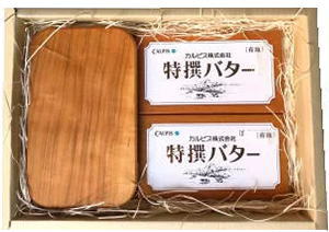 透き通った味、一流シェフのバターとして人気の、カルピス特撰バター450g（有塩）と、その素敵なバターを保存しておくのにふさわしい、野田琺瑯のバターケース（450g用）を、ギフト箱にお入れしました。(包装してお送りします） ■カルピス特撰バター450g（有塩）x2個 カルピス社のバターは、100年近く飲み継がれてきた乳酸菌飲料「カルピス」をつくる工程で、生乳から乳脂肪分を分離する時にできる脂肪分（クリーム分）からうまれたのが始まりです。1942年（昭和17年）に業務用として発売し、一流フランス料理店や洋菓子店のトップシェフから絶賛を受け、秘伝の味として口外されない“幻のバター”といわれてきました。その後、1981年（昭和56年）に一般家庭用として発売したのが「カルピス（株）特撰バター」です。 原材料：生乳、食塩　 乳脂肪分：80.2％以上　 保存方法：要冷蔵（10℃以下）　 内容量：450g 容器：アルミパーチ紙/ポリフイルム/紙化粧箱 寸法：36x143x30（mm） ■野田琺瑯　450g用バターケース 野田琺瑯は、1934年創業以来、国内で唯一、鉄板の切断から焼成まで一貫して自社工場で生産を続けている会社です。琺瑯（ほうろう）は、鉄、アルミニウムなどの金属材料表面にシリカ（二酸化ケイ素）を主成分とするガラス質の釉薬を高温で焼き付けたものです。 この野田琺瑯のバターケースは、においうつりがなく、冷却性の高いホウロウと、バターとも相性が良い天然木（サクラ）蓋との組み合わせです。実用性とインテリア性を兼ね備えたバターケースです。木蓋をソーサーにしてバターを切ると、ナイフのあたりも柔らかく、そのまま食卓に出すこともできます。 本体内寸：W.148×D.86×H.62 容量 / 重量：0.76L / 約490g カラー： ホワイト