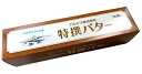 カルピス社のバターは、100年近く飲み継がれてきた乳酸菌飲料「カルピス」をつくる工程で、生乳から乳脂肪分を分離する時にできる脂肪分（クリーム分）からうまれたのが始まりです。1942年（昭和17年）に業務用として発売し、一流フランス料理店や洋菓子店のトップシェフから絶賛を受け、秘伝の味として口外されない“幻のバター”といわれてきました。その後、1981年（昭和56年）に一般家庭用として発売したのが「カルピス（株）特撰バター」です。 「カルピス」の製造で培った高い技術と厳しい品質管理のもと、都府県産の良質な生乳を主として得られた乳脂肪を原料とし、チャーニングの際の洗浄にはバターミルクを用いて豊かなミルク風味を活かすなど、こだわりの製法で作られています。 この中で、「カルピス（株）特撰バター100g（有塩）」は、少子高齢化や生活の多様化により増加している少人数世帯に向けた、より手にとりやすいお手軽サイズの商品です。 原材料　　生乳、食塩 乳脂肪分　80.2％以上 保存方法　要冷蔵（10℃以下） 内容量　　100g 容器　アルミパーチ紙/ポリフイルム/紙化粧箱 寸法　36x143x30（mm） 栄養成分 エネルギー　744kcal たんぱく質　0.3〜0.7g 脂　質　　　82.2g 炭水化物　　0〜1.1g 食塩相当　　1.5g