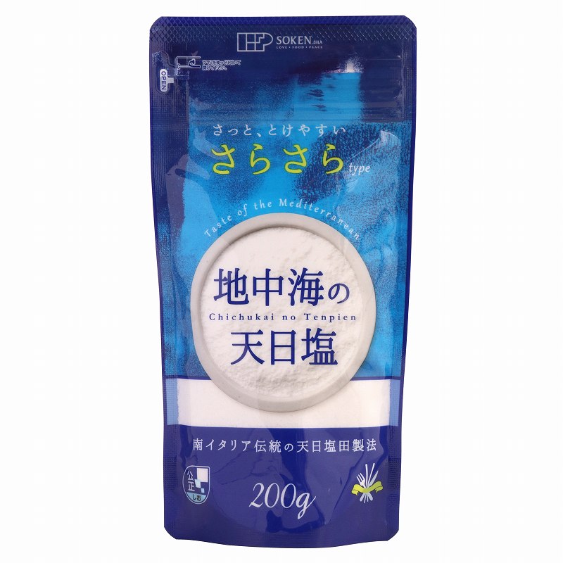 南イタリア（プーリア州）の海水を現地の伝統的な天日塩田で長時間かけて天日乾燥・結晶化した「地中海の天日塩」を、使いやすいさらさらタイプに仕上げました。まろやかな旨みが特長ですので和・洋・中どんな料理にもご利用下さい。本品は食用塩公正競争規約に基づき正しい表示をしている商品にのみ使用を許される「公正」マークつき商品です。 ●使いやすく保存に便利なフロントチャック付スタンド袋です。 ●工程：天日、洗浄、粉砕、乾燥、粉砕 ●「地中海の天日塩700g」と同じ原料を使用しています。 ＊天日塩田製法とは、海水を塩田の砂浜にくみ上げて天日乾燥させる、伝統的な製塩法です。日本でも古来より行われていました。 原材料： 海水（イタリア　プーリア州）