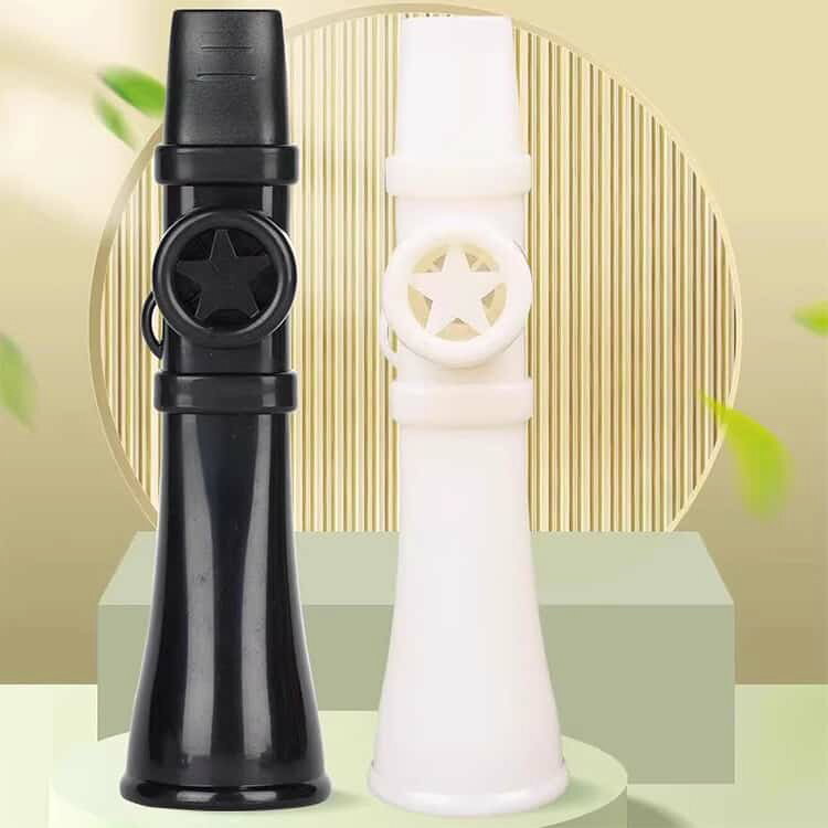 プチギフト雑貨店 BLISSFULのカズー 楽器 楽譜不要 軽量 独奏可 すぐ音が出る シンプル kazoo 鼻歌 膜振動式 ストラップ付 吹奏楽器 音楽玩具 管楽器 カズー 初心者イベント パーティー用 伴奏 ホイッスル｜アングル2
