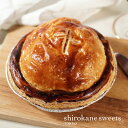 美味しい季節のフルーツと、原材料のこだわりがコンセプトのスイーツ専門店「shirokane sweets TOKYO」が作る素材の味を活かしたプレミアムアップルパイ（チーズ）。 最高級のフレッシュバターを贅沢に使用し、香ばしい手織りのパイで仕上げています。 じっくり炊き込み、シロップの旨みをしみこませたパティシエが厳選したりんごを使用。チーズとりんごの組み合わせが幸せを呼び込みます。shirokane sweeets TOKYO　自慢の逸品です。 shirokane sweets TOKYO／白金スイーツ（シロカネスイーツ）