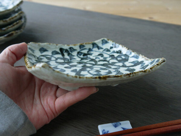 【5枚セット】美濃焼 手描きタコ唐草銘々皿揃【15x14x4.5cm】【土物 手描き 皿 取皿 スクエア タコ唐草 唐草】【お祝い,お返し,寿,内祝い】【bloom-plus】 bloom-plus-10002765 食器のブルームプラスbloom-plus サンプル画像2