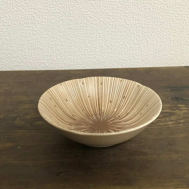 Rakuten - 美濃焼 単売 ギフト対象外千段十草 小鉢 13.5センチ ベージュ【径13.5x高4cm】線段 十草 とくさ ベージュ 美濃焼 食器 和食器 おしゃれ シンプル 人気 風花 花凛 ブルーム