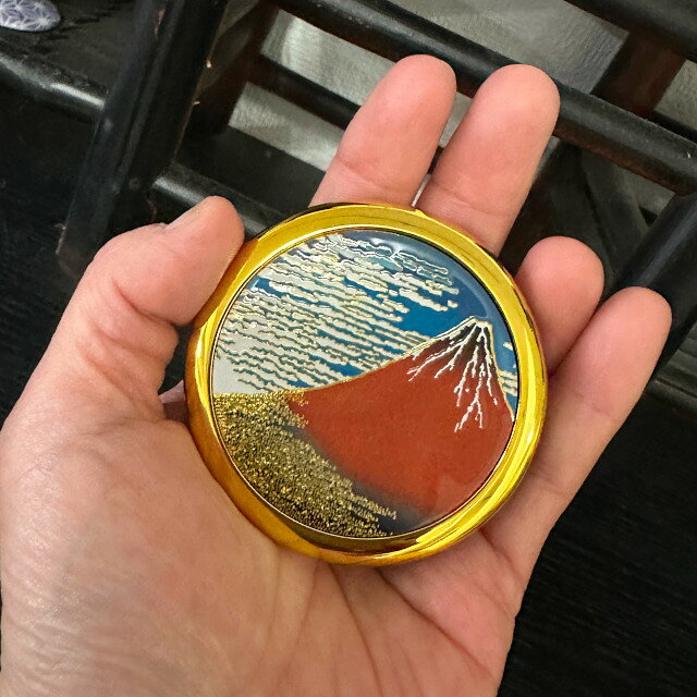 ----------- ・サイズ 経6x高さ1cm ・重さ 35g ・材質 鏡 　　　ABC樹脂:プラスチック ----------　　 小さくてかわいくて持ち歩きやすい☆ 気分がうきうきしちゃう可愛さ！ ※新彫金とは※ 古くは鎧兜や日本刀などの装飾に使われていた「彫金」と 日本の美術工芸である「七宝」 日本の伝統工芸の工芸的かつ美術的な特徴を現代の技術により 融合させて、新しいタイプの美術工芸品です。