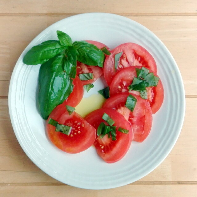 ・サイズ径20.5x高2.5cm・重さ360g・材質磁器（美濃焼）・レンジ○・オーブンX・食洗機○・3本のゆるやかな彫りラインがちょっとアクセント。シンプルで使いやすい。