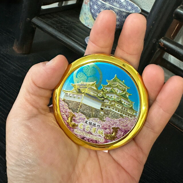 ----------- ・サイズ 経6x高さ1cm ・重さ 35g ・材質 鏡 　　　ABC樹脂:プラスチック ----------　　 小さくてかわいくて持ち歩きやすい☆ 気分がうきうきしちゃう可愛さ！ ※新彫金とは※ 古くは鎧兜や日本刀などの装飾に使われていた「彫金」と 日本の美術工芸である「七宝」 日本の伝統工芸の工芸的かつ美術的な特徴を現代の技術により 融合させて、新しいタイプの美術工芸品です。