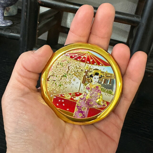 食器のブルームプラスbloom-plusの新彫金　コンパクトミラー　花見舞妓かわいい おしゃれ 日本の景色 日本土産｜アングル2