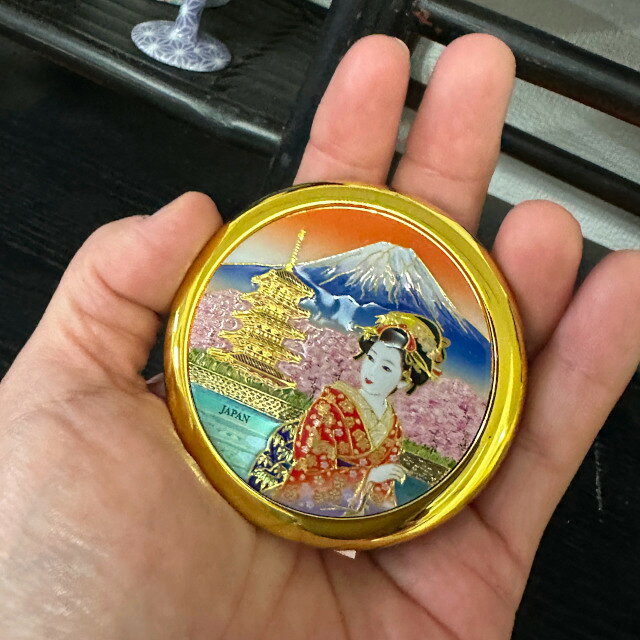 ---------- ・サイズ 経6x高さ1cm ・重さ 35g ・材質 鏡 　　　ABC樹脂:プラスチック ----------　　 小さくてかわいくて持ち歩きやすい☆ 気分がうきうきしちゃう可愛さ！ ※新彫金とは※ 古くは鎧兜や日本刀などの装飾に使われていた「彫金」と 日本の美術工芸である「七宝」 日本の伝統工芸の工芸的かつ美術的な特徴を現代の技術により 融合させて、新しいタイプの美術工芸品です。