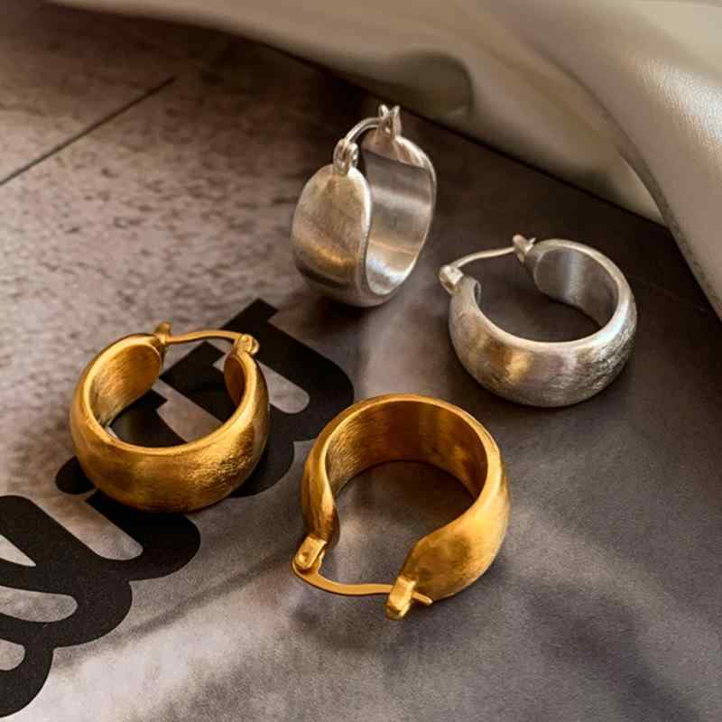 ・カテゴリ: ピアス・ピアス・素材: 銅・ポスト部分素材: 銅・デザイン: 幾何学モチーフ、円形、リング、ライン・加工技術: 電気メッキ・カラー展開: ゴールド（ブラッシュ仕上げ）、シルバー（ブラッシュ仕上げ）・スタイル: レトロ、ヴィンテージ風・対象: レディース