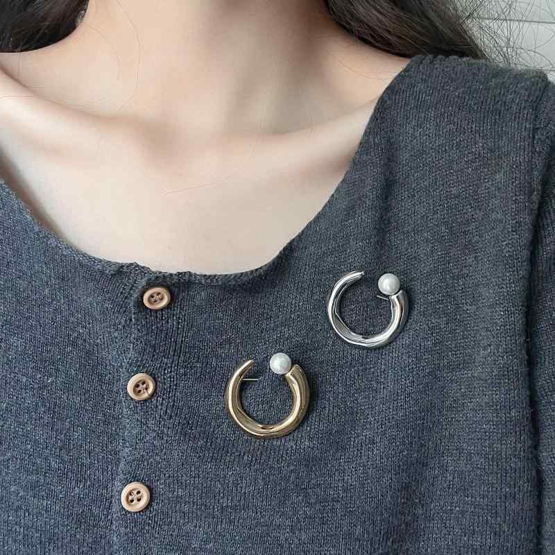 ブローチ ユニセックス パール サークル C型 半円 幾何学模様 シンプル 上品 高級感 電気メッキ加工 襟飾り おしゃれ ワンポイント コ..