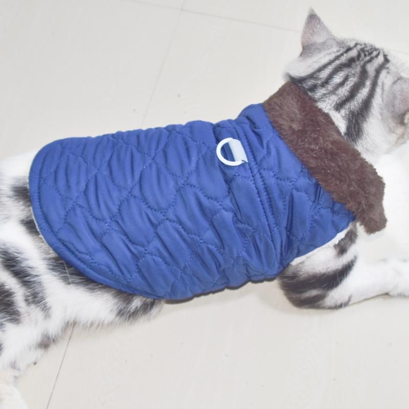 犬猫服 小型犬 猫 冬物 防寒 保温 中綿入り 裏起毛 フリース リード穴付き ファー襟 二足タイプ あったか おしゃれ スタイリッシュ ベスト ジャケット コート 散歩 お出かけ