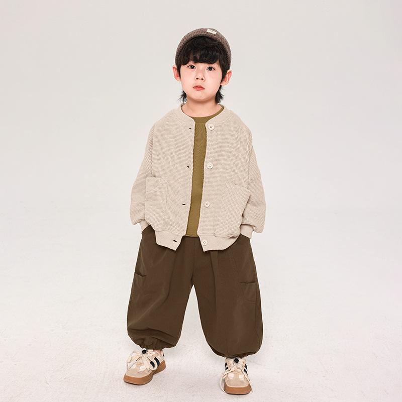・性別: 男性・対象年齢: 中小児 (3〜8歳、100〜140cm)・ネックライン: クルーネック・スタイル: 韓国風・柄: 無地・厚さ: 普通・生地加工: 柔らか仕上げ・要素: トレンド・袖丈: 長袖・裏地素材: ポリエステル・開閉タイプ: シングルボタン・主な素材: 綿67%、ポリエステル33%・カラー展開: カーキ、アプリコット・サイズ展開: 90cm、100cm、110cm、120cm、130cm、140cm・着丈: ショート丈・カテゴリ: キッズアウター、ジャケット、コート