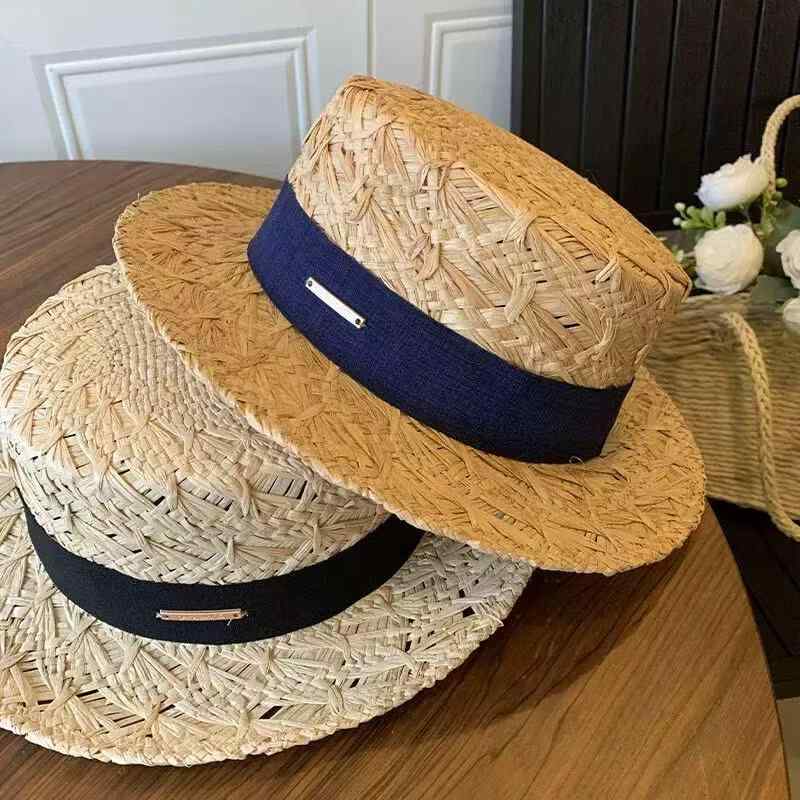 ・カテゴリ: フラットトップハット・帽子の形状: フラットトップ・つば: ショート・カラー展開: ブラック、ネイビー・サイズ: 調節可能・機能: 日焼け防止、保温、防風、日よけ、防虫、ずれ落ち防止・主な素材: 草編み・スタイル: 個性派トレンド・デザイン: 万能・人気要素: 民族調、国風