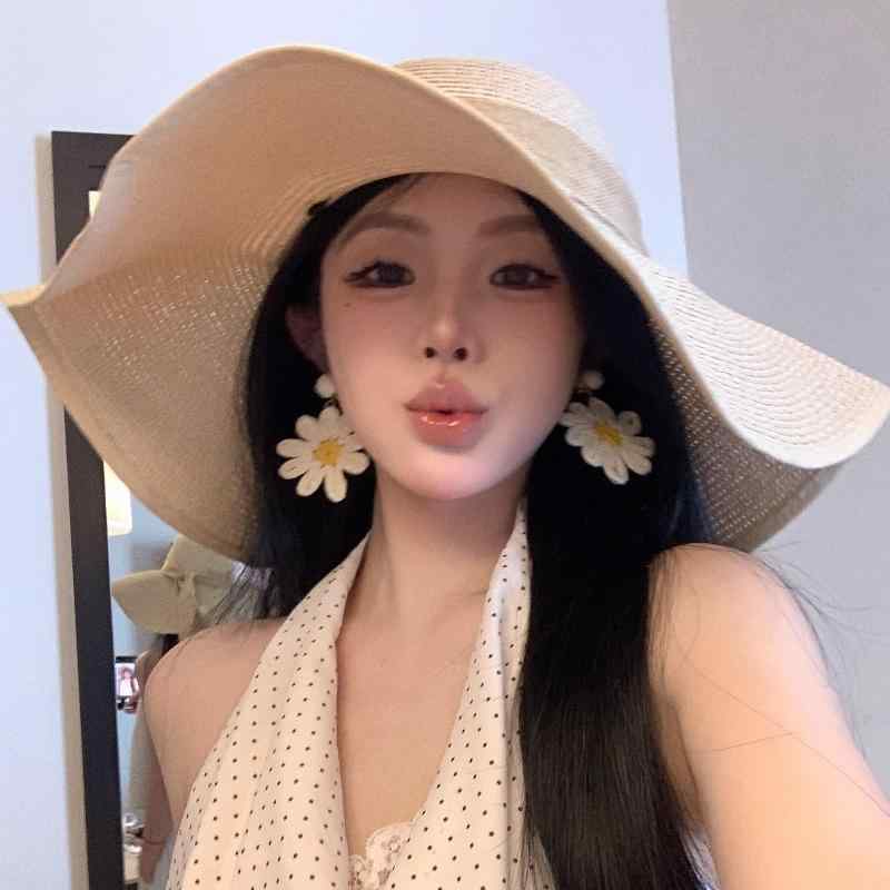 ・カテゴリ: 麦わら帽子・流行要素: テクスチャ, 自然・クラウンスタイル: ラウンドトップ・つばスタイル: ワイドブリム・カラー展開: ベージュ, オフホワイト, カーキ (黒リボン), ベージュ (黒リボン), オフホワイト (黒リボン), ロゴ (縁取り)-ベージュ, ロゴ (縁取り)-カーキ, ロゴ (縁取り)-オフホワイト, ロゴ (フリンジ)-ベージュ, ロゴ (フリンジ)-カーキ, ロゴ (フリンジ)-オフホワイト・サイズ展開: L (58-60cm)・機能: 通気, 防風, 日よけ・スタイル: インスタ風, 個性的・主な素材: 草編み・加工: 絞り染め