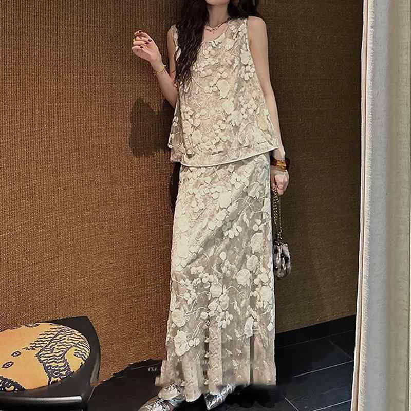 ・柄: 無地・デザイン: 配色切り替え・加工: 複合素材・主な素材: ポリエステル・カラー展開: ダークブラック、グレーベージュ・サイズ展開: XS, S, M, L・スタイル: カジュアル・主な素材混率: ポリエステル50%～70%・カテゴリ: カジュアルセットアップ・性別: レディース・袖丈: ノースリーブ