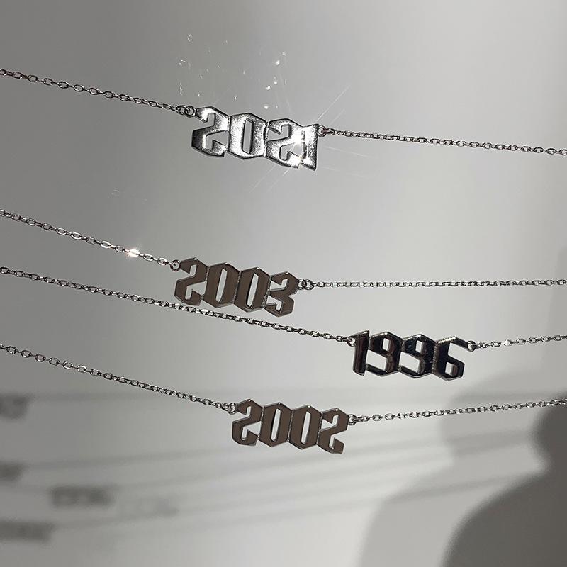 Cubic Zirconia - ネックレス レディース バースイヤー 数字チャーム 記念年 クールテイスト シンプルデザイン 鎖骨チェーン 個性的 ファッション 電気メッキ加工 925シルバーペンダント 夏