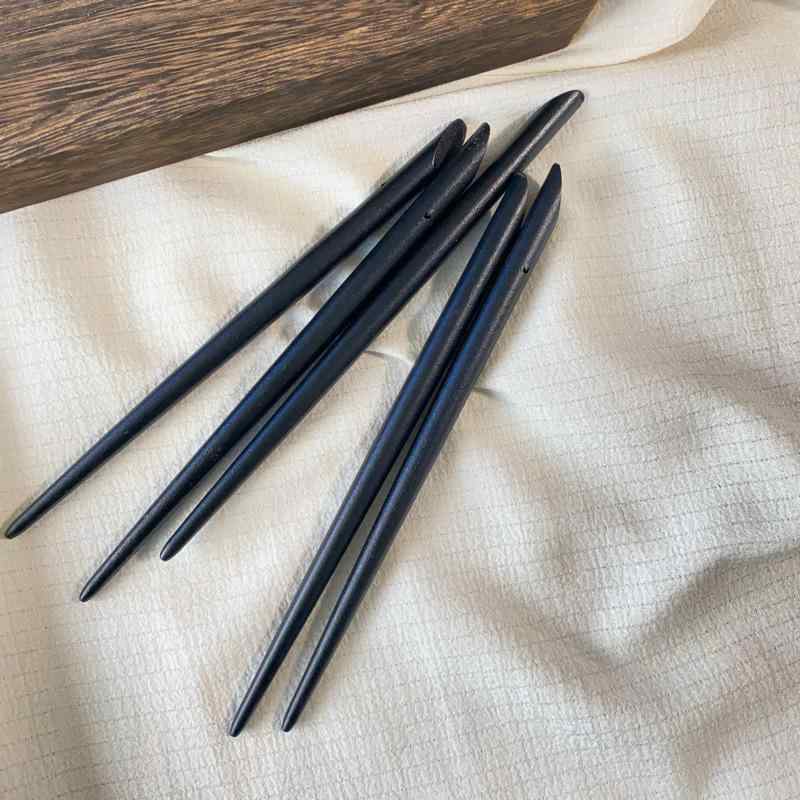 ・カテゴリ: ヘッドアクセサリー・スタイル: レトロ・素材: 木・カラー展開: 黒（有孔斜角款）、黒（無孔斜角款）