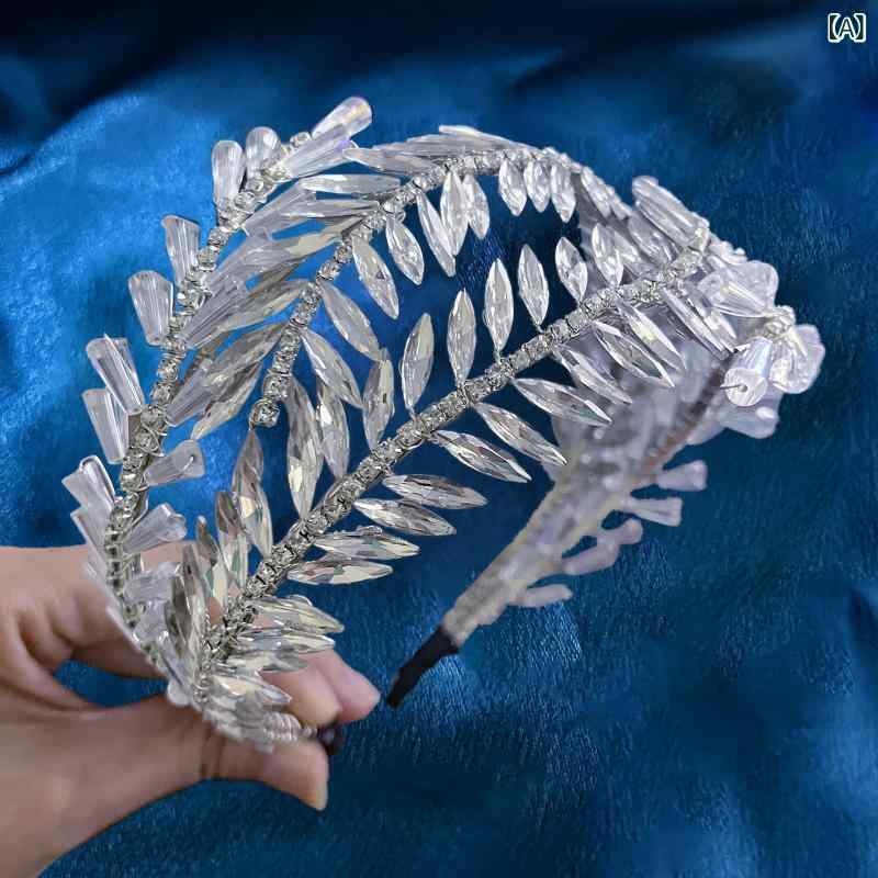 ・カテゴリ: ヘッドアクセサリー・素材: 水钻・カラー展開: シルバー・スタイル: オリジナル・対象: 女性・デザイン要素: リング型、ジオメトリック・特徴: 手作業ツイスト、柔軟で曲がりやすい、美しい水钻花、ブライダルヘアバンド