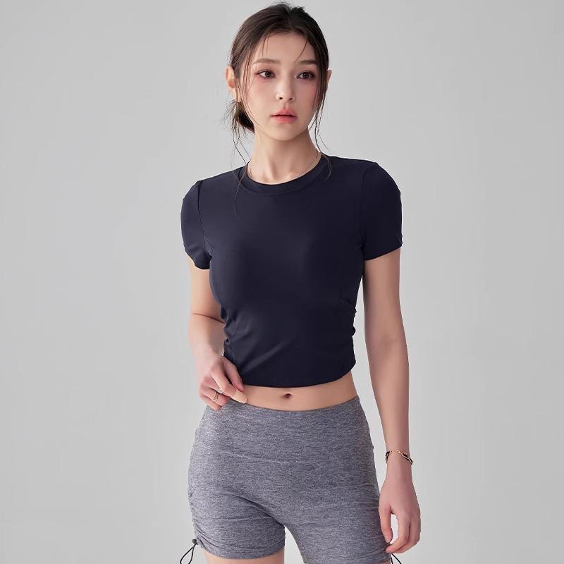 ・カテゴリ: Tシャツ・対象性別: 女性・柄: 無地・主な素材: ナイロン80%、スパンデックス20%・カラー展開: 白、黒、ミルクティーピンク、ミントグリーン、バターヤロー、栗色、アンカラレッド・サイズ展開: S、M、L・袖丈: 半袖・着用方法: プルオーバー・丈: 腰丈・シルエット: タイト